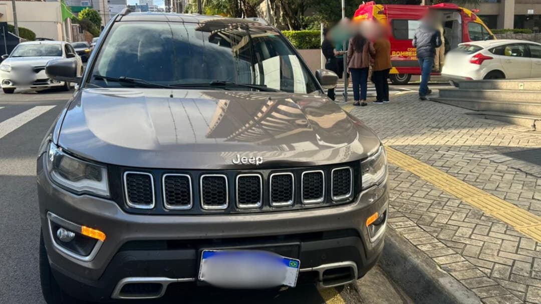 Motociclista tentou passar antes a preferencial e foi atingido por carro.