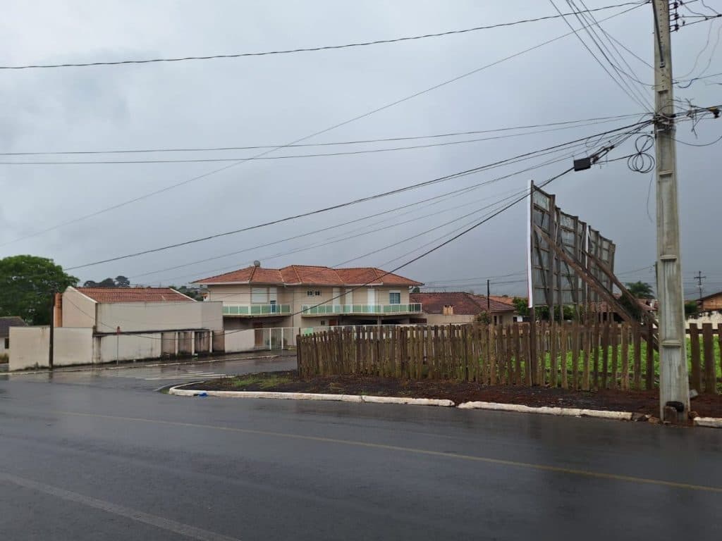 Caminhão derruba fios e poste fica pendurado em Castro