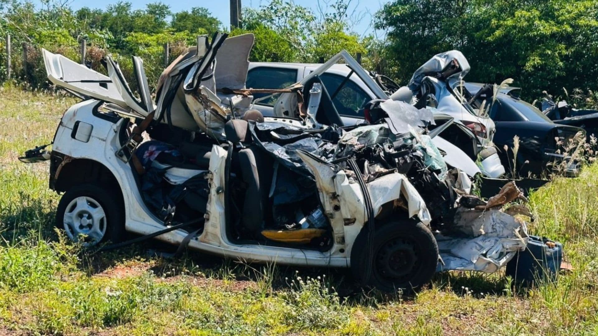 Família morre em acidente no Paraná após carro ser arrastado por ônibus