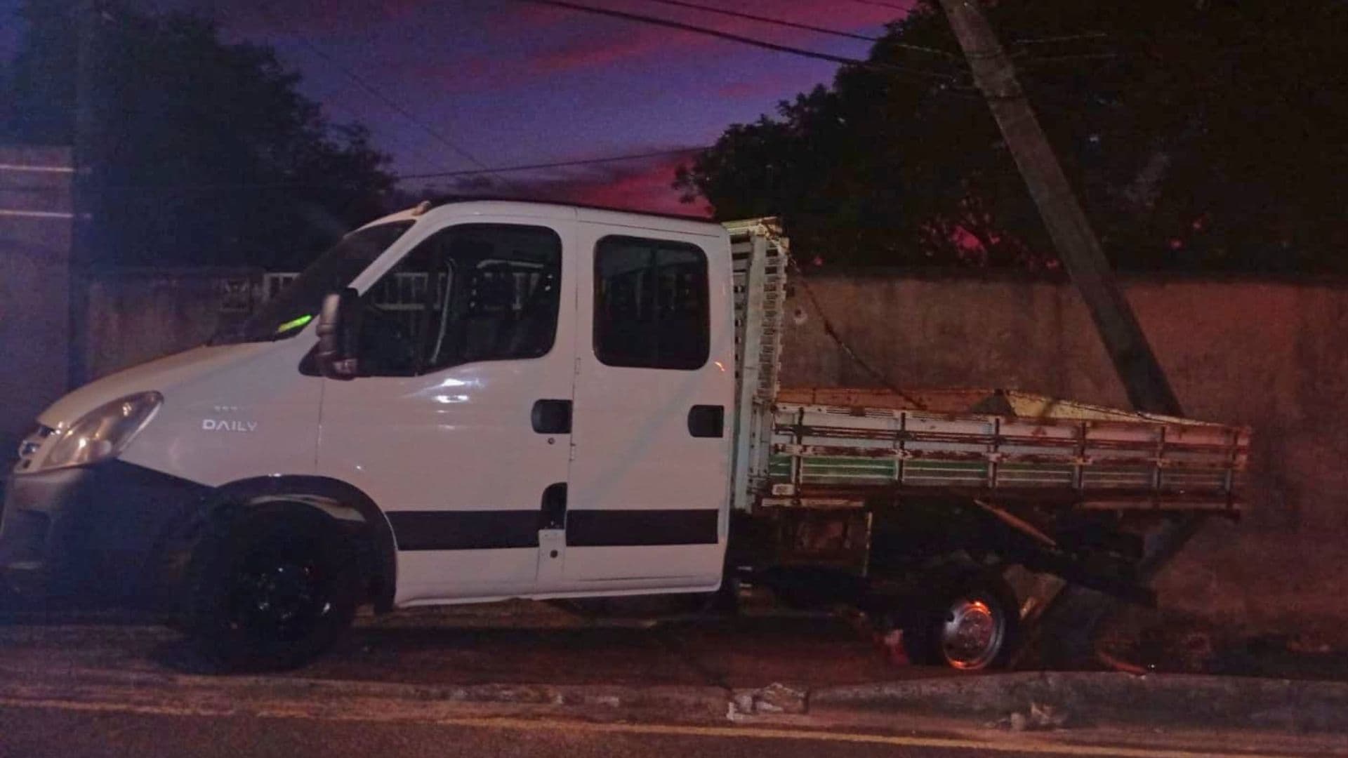 Mulher embriagada é presa após bater caminhão em Oficinas