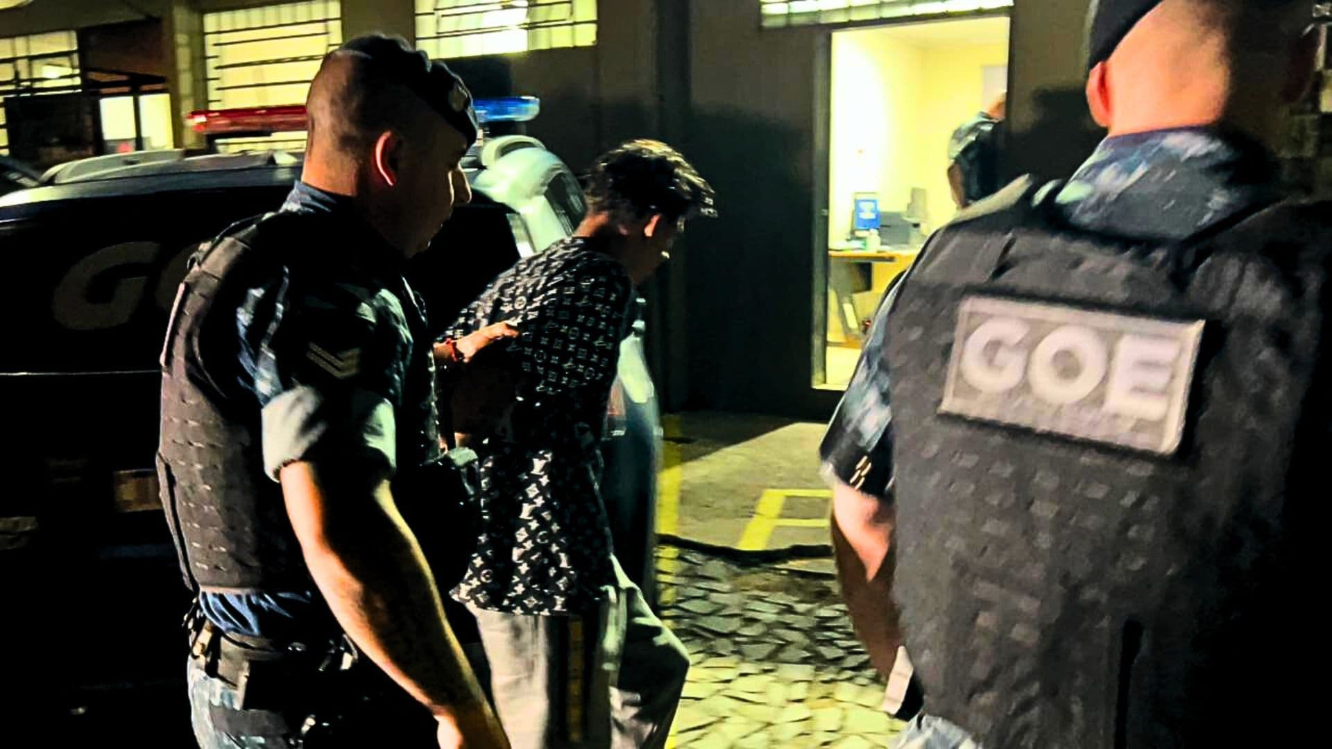 Homem é preso pelo GOE após agredir mulher com socos e chutes em Oficinas