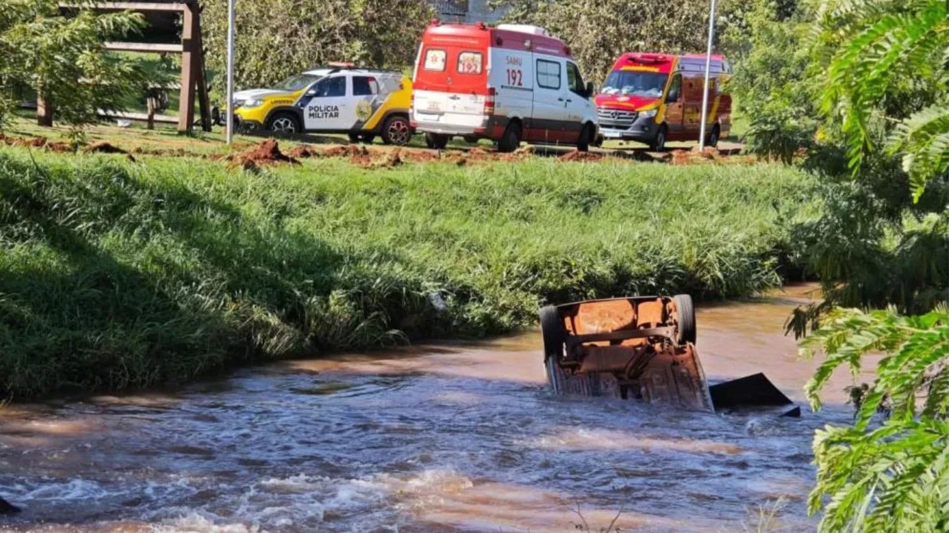 Mãe é resgatada de rio abraçada ao bebê após acidente com veículo em cidade no Paraná