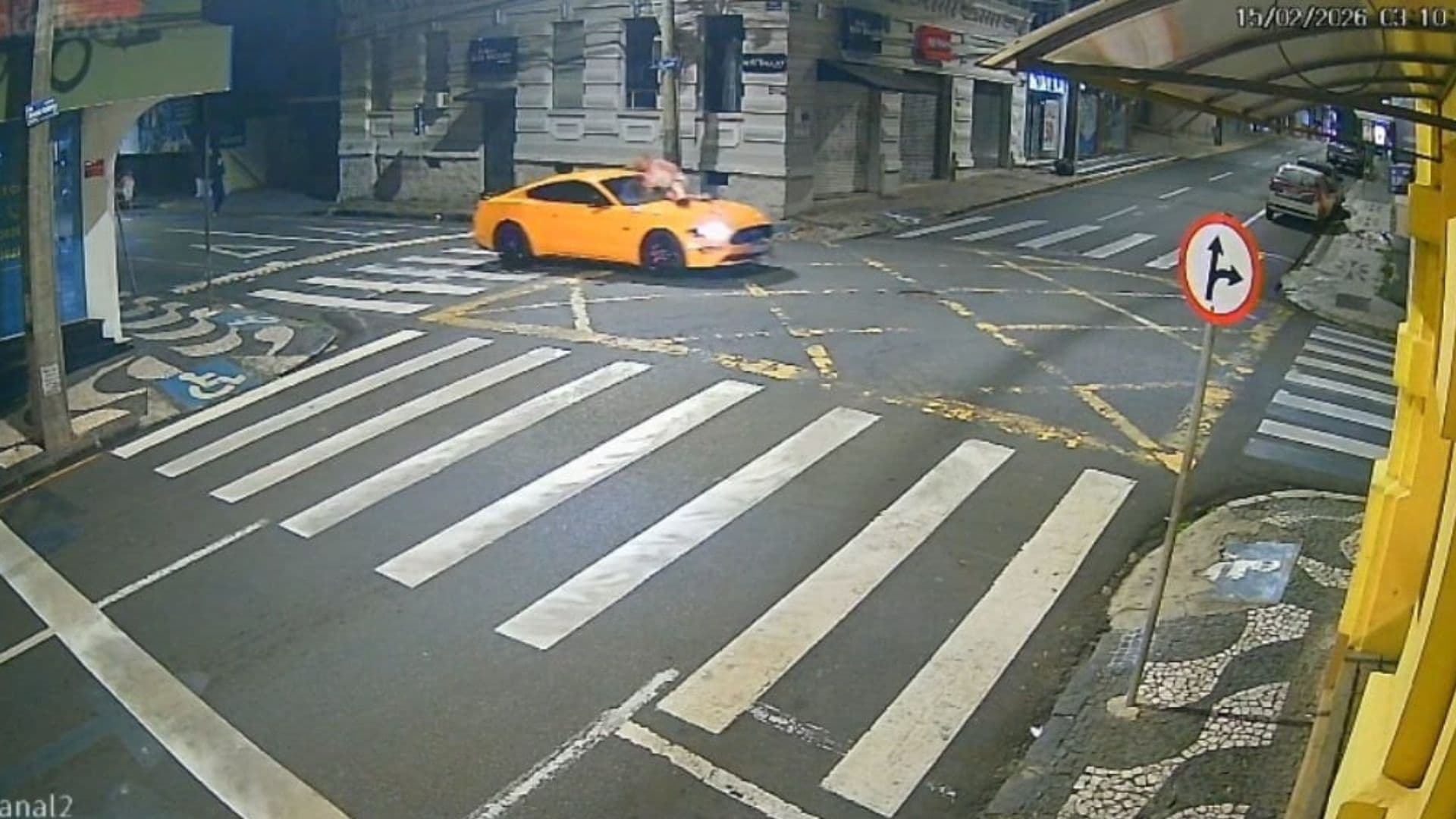 Homem é preso pela GCM após dirigir Mustang com mulher sobre o capô no Centro de PG