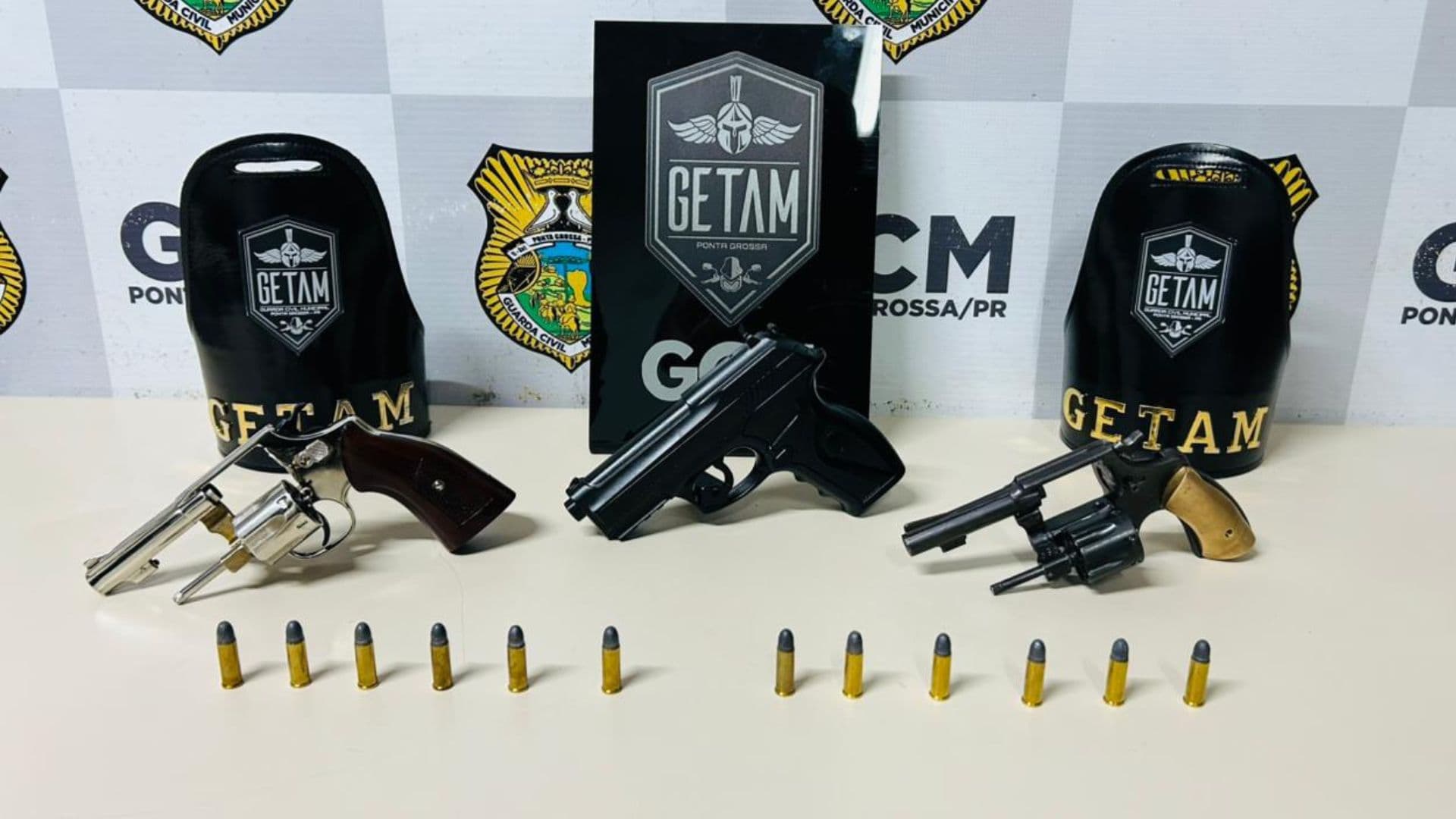Motorista foge, mas é detido pelo GETAM por porte ilegal de arma em Ponta Grossa