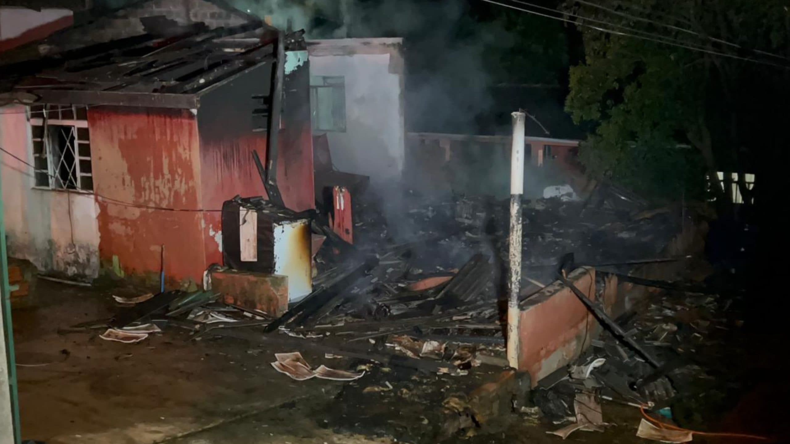 Casa é destruída por incêndio e deixa morador ferido em Ponta Grossa
