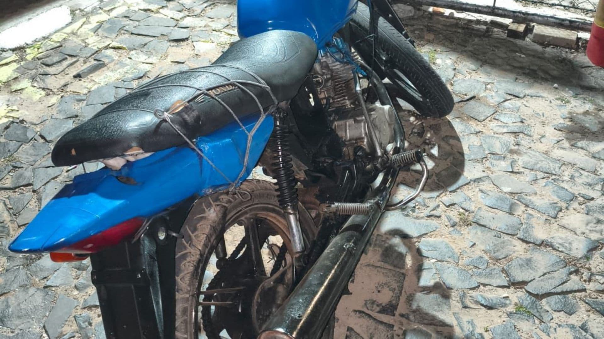 Motocicleta sem placa levanta suspeita e GCM apreende droga em Ponta Grossa