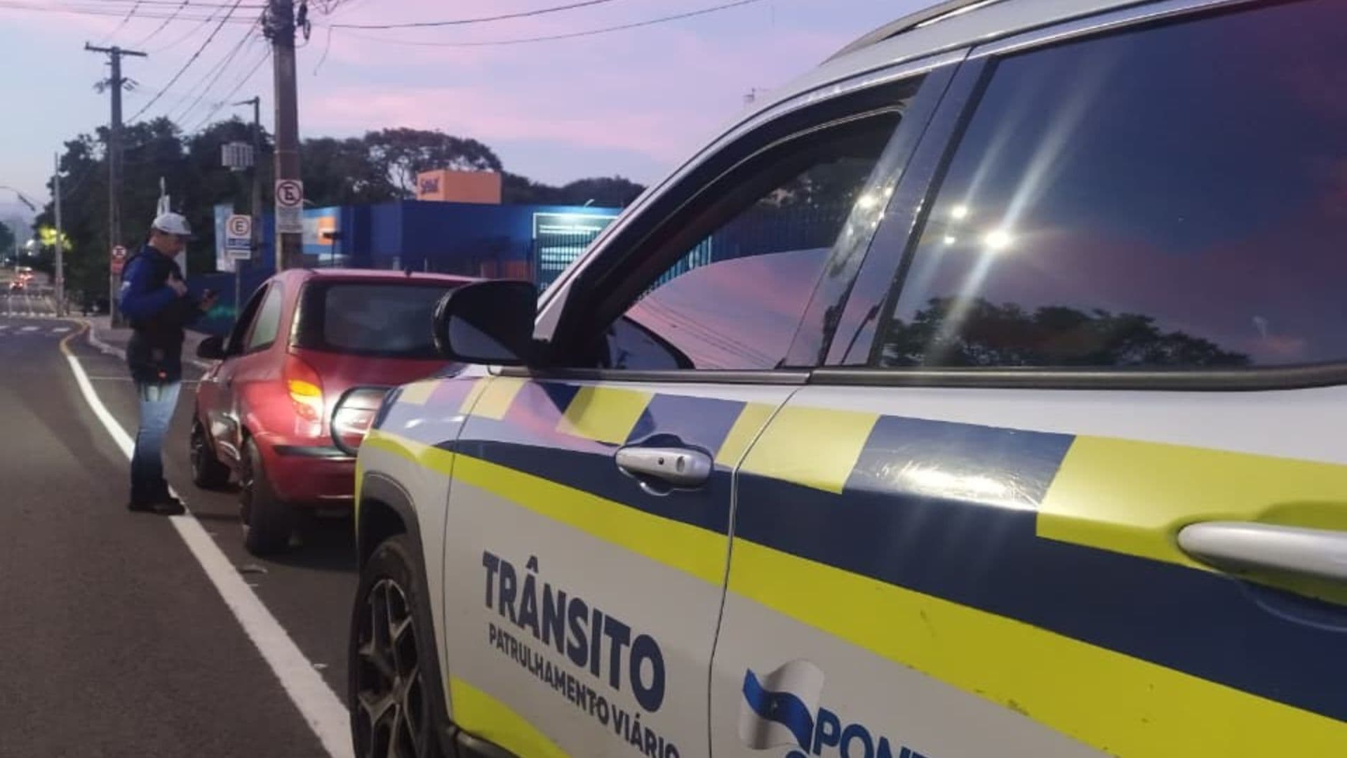 Condutora embriagada é presa após dirigir em zigue-zague em Ponta Grossa