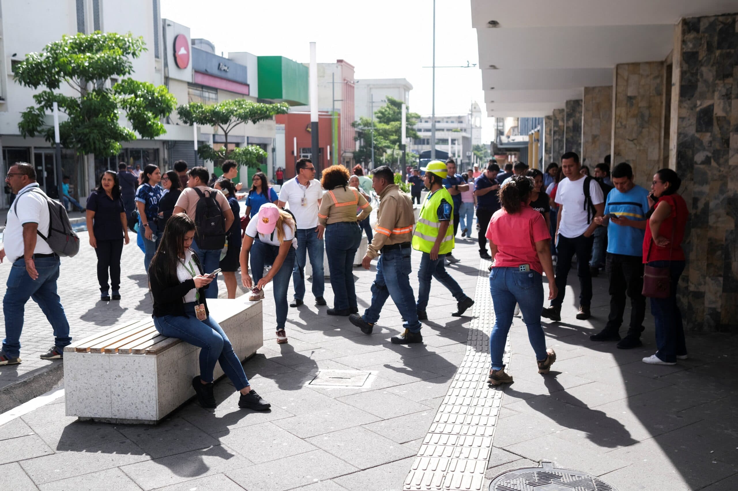 Terremoto de 7,3 atinge México e alerta de tsunami é emitido