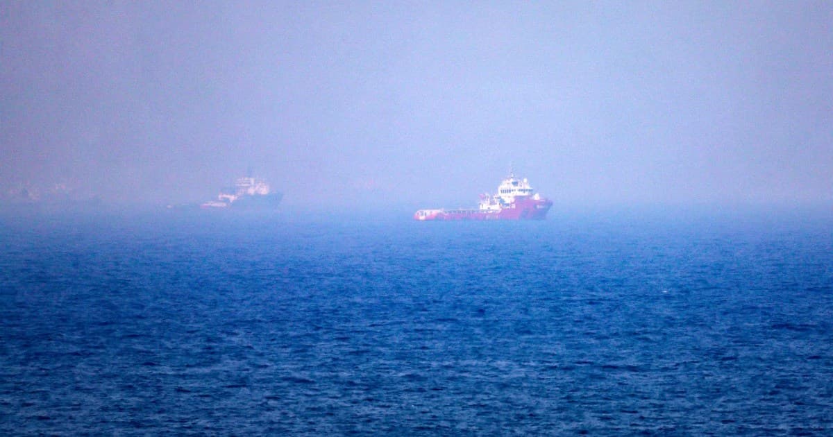 Irã atinge dois navios no Estreito de Ormuz