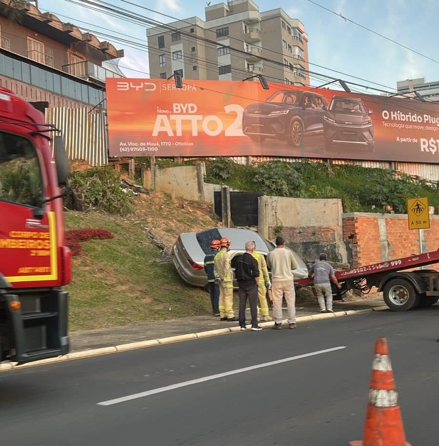 Carro perde o controle e sai da pista no centro de Ponta Grossa