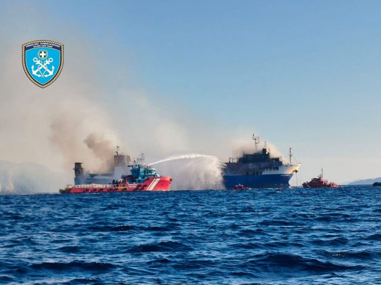 Navio em chamas na Grécia: todos a bordo são resgatados