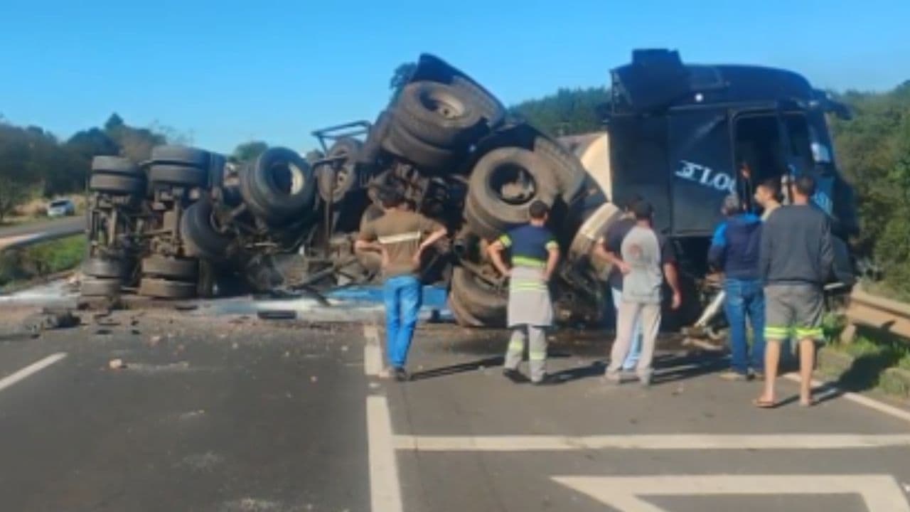 Caminhão bate e tomba na PR-151; rodovia fica totalmente bloqueada