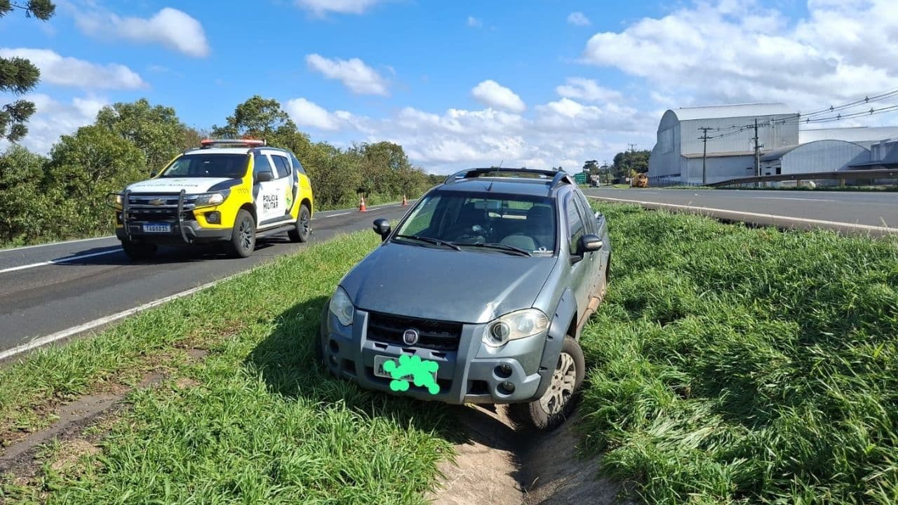 Motorista fica ferido após carro atingir canaleta na PR-151, em Castro