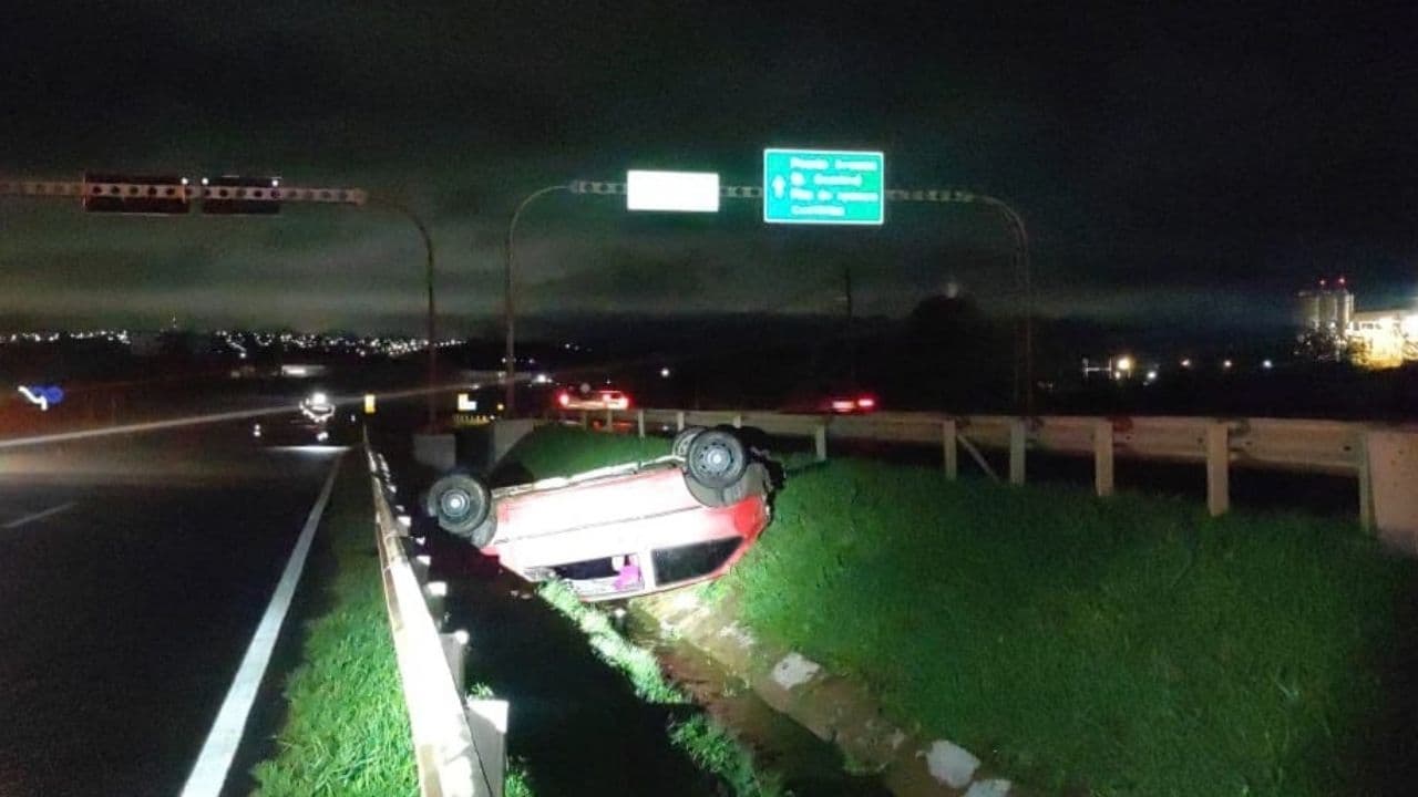 Veículo capota na PR-151 no trecho entre Carambeí e Ponta Grossa