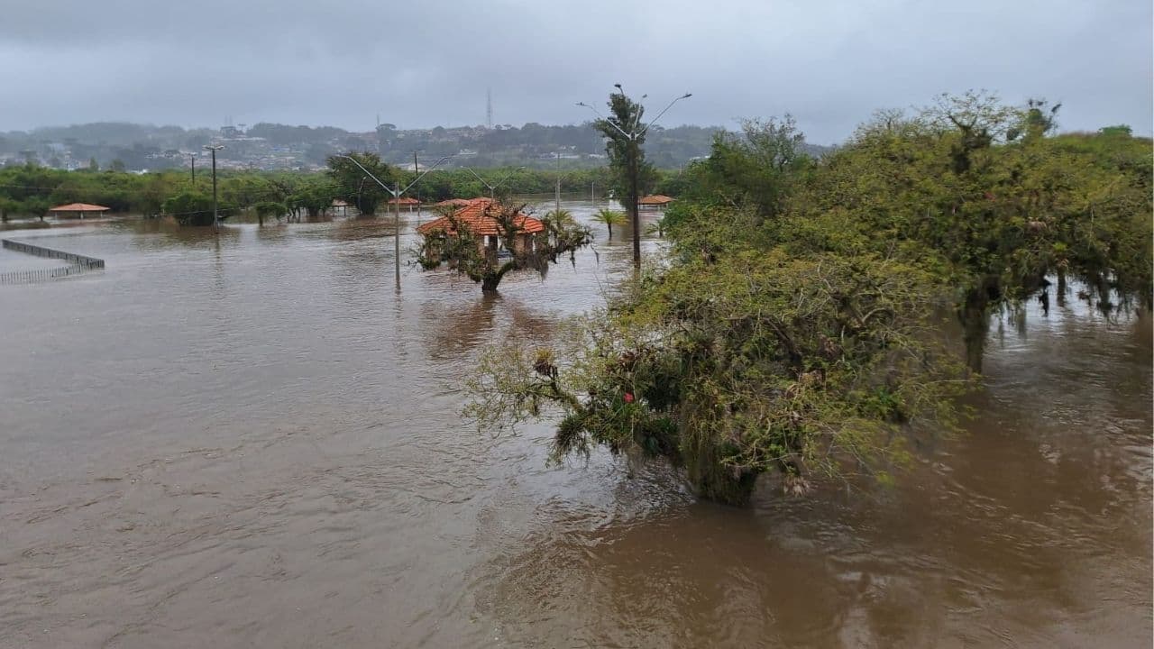 Fortes chuvas fazem Rio Iapó transbordar e alagam casas em Castro