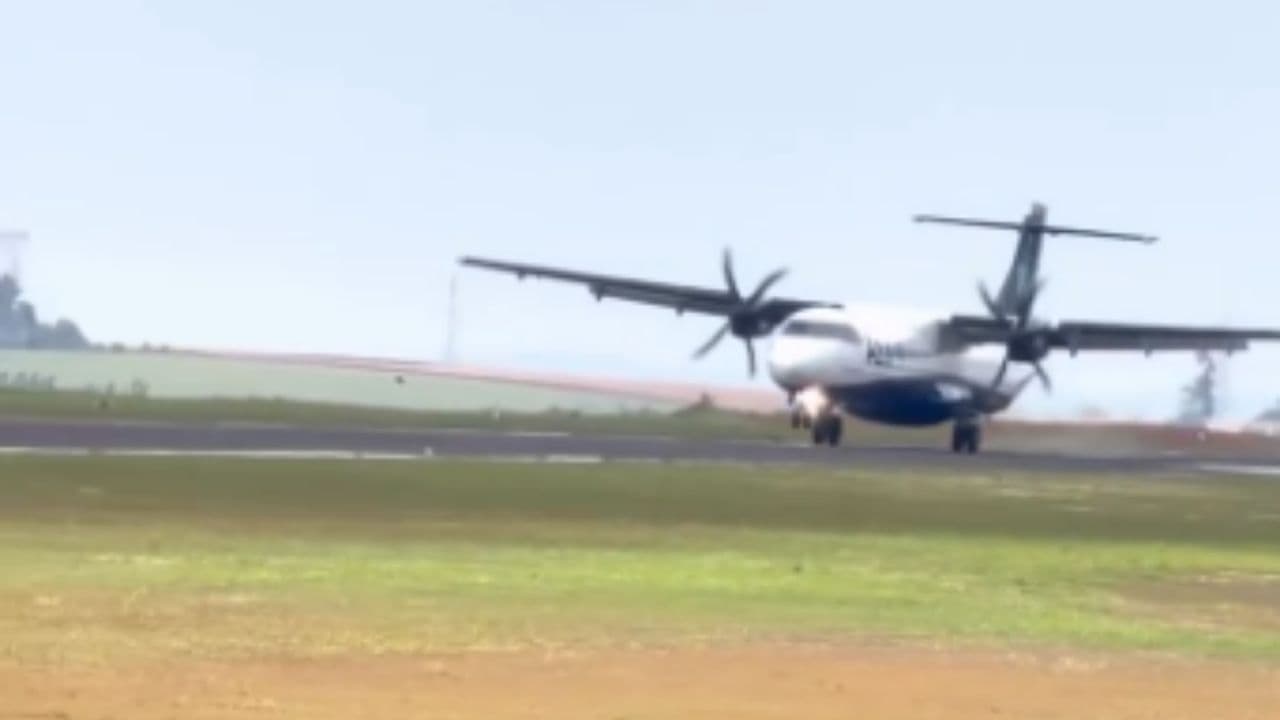 Avião toca pista, mas não consegue pousar após duas tentativas no Paraná