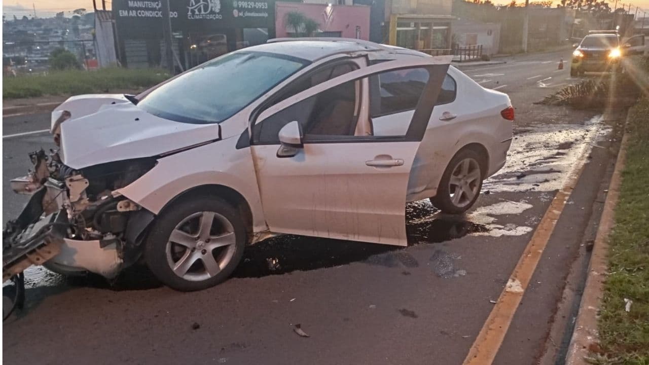 Motorista perde controle e atinge árvore durante a madrugada em Ponta Grossa