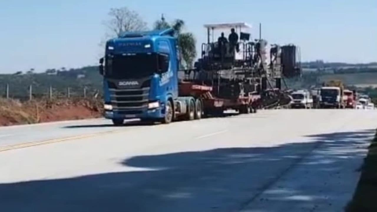 Transporte de grandes máquinas provoca bloqueios na PR-151 entre Palmeira e Ponta Grossa