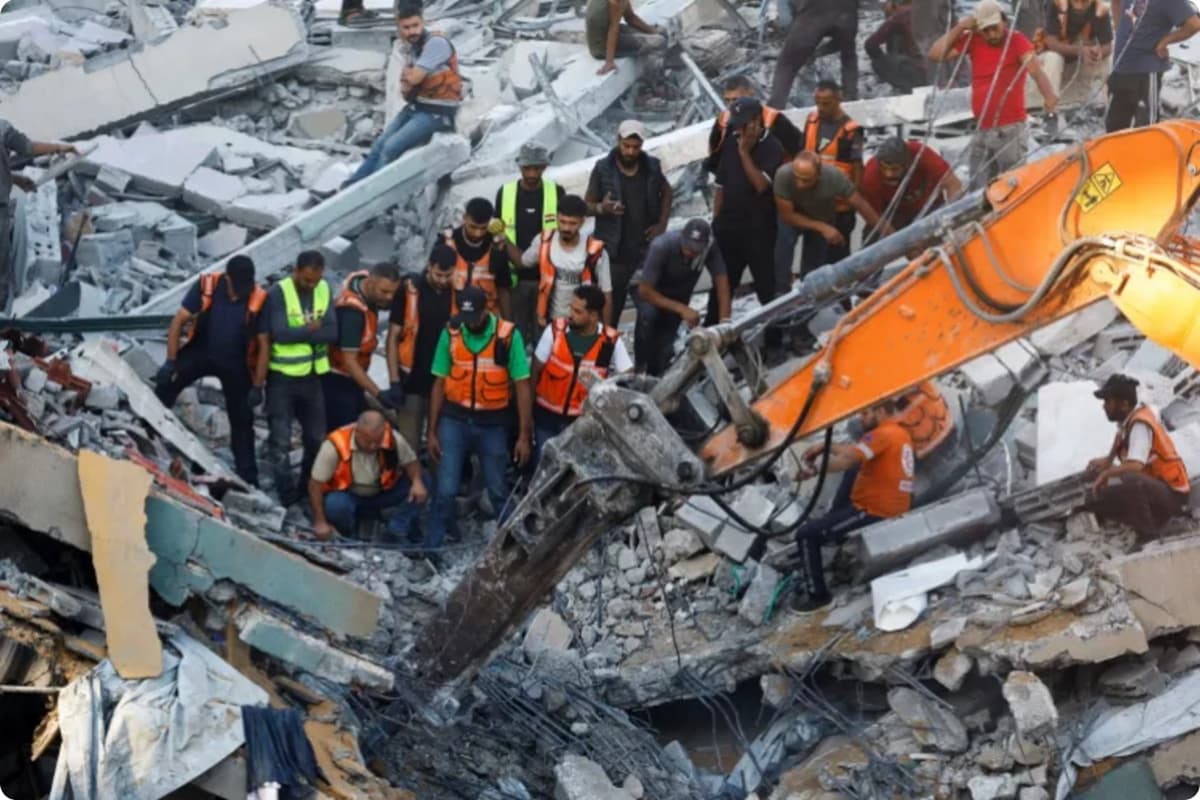 Crianças sobrevivem a desabamento de prédio em Gaza