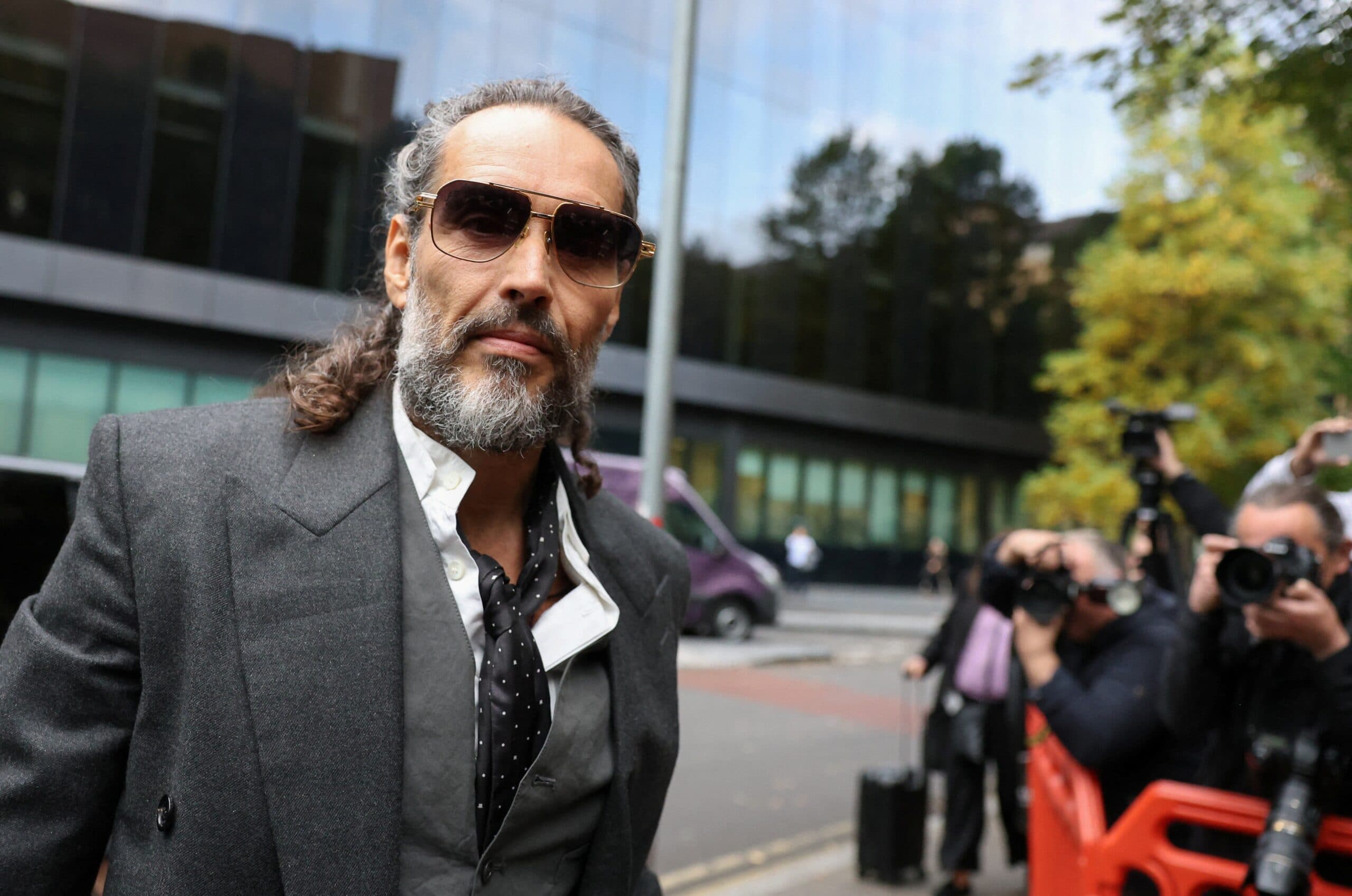 Russell Brand: mulher relata estupro em julgamento