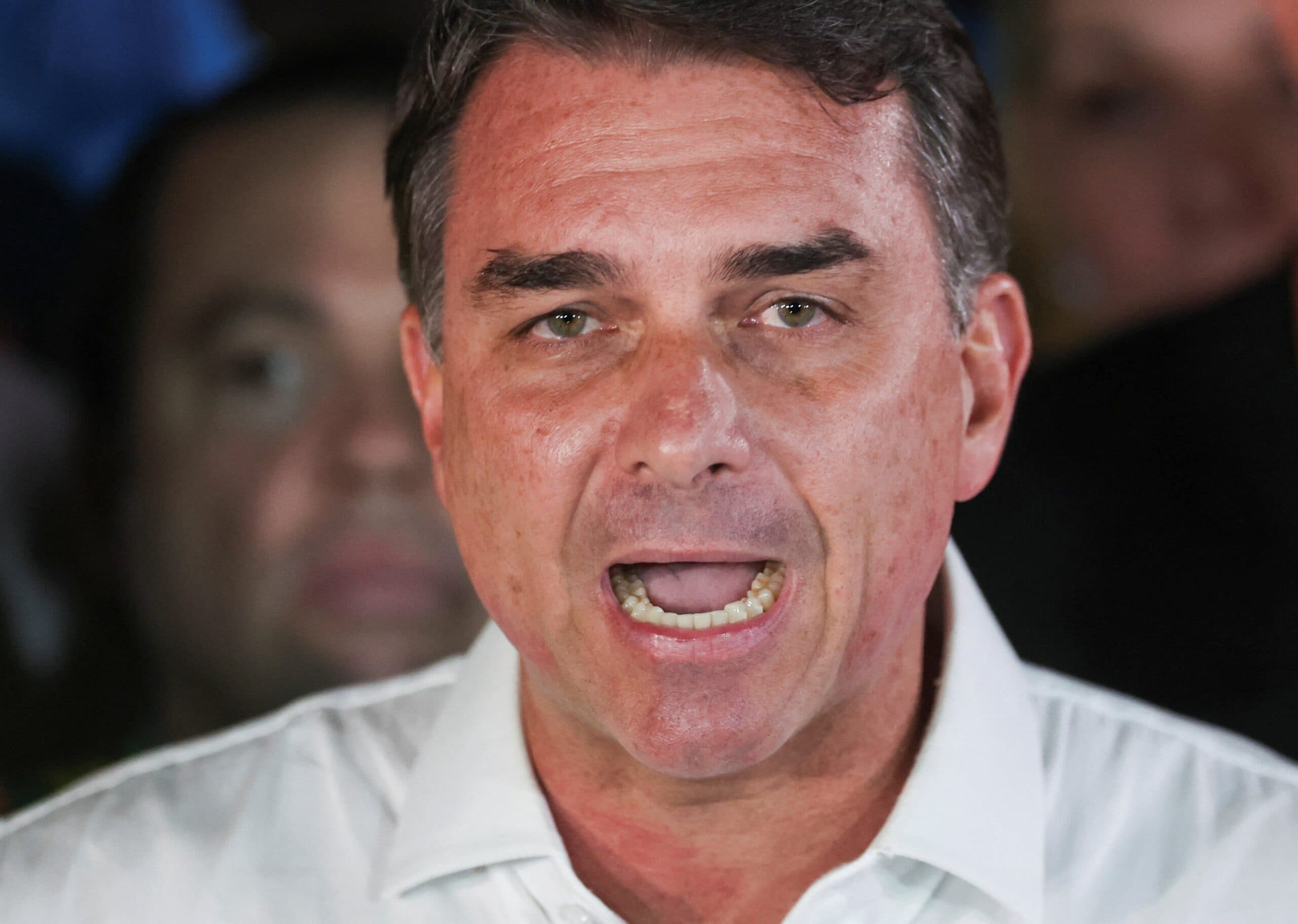 Deputado italiano questiona cidadania dos Bolsonaro