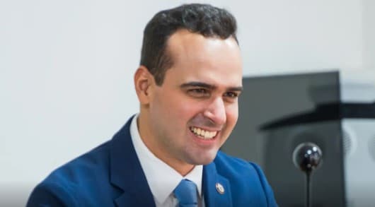Lucas Ribeiro é reeleito governador da Paraíba no primeiro turno