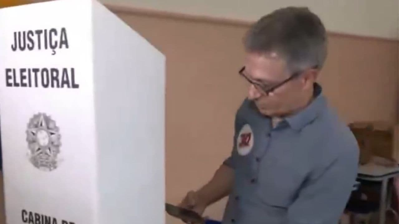 Romeu Zema usa celular na cabine de votação em Araxá; TRE-MG apura caso