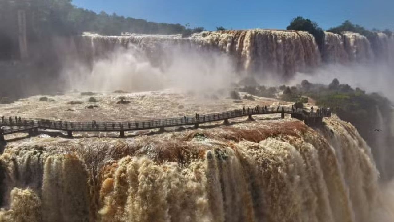 Passarela das Cataratas do Iguaçu é interditada após vazão subir seis vezes