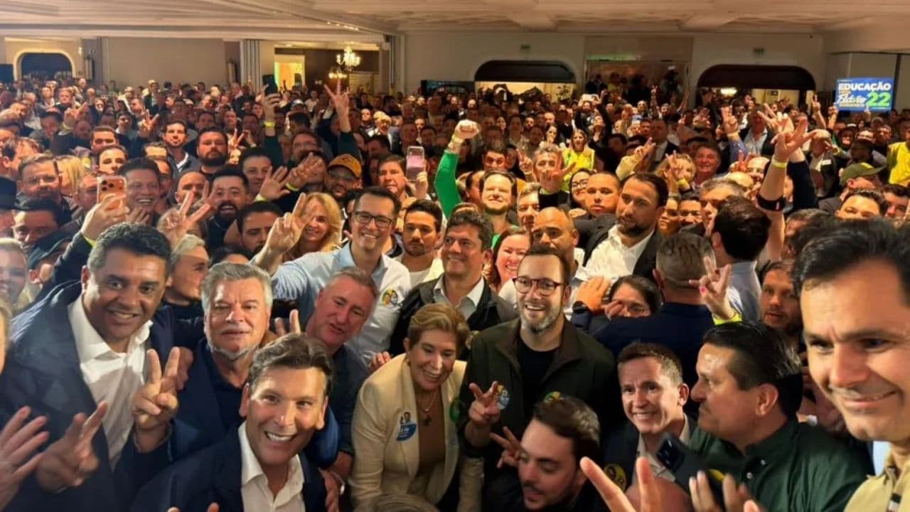 Moro mobiliza 230 prefeitos em Curitiba por apoio a Flávio Bolsonaro