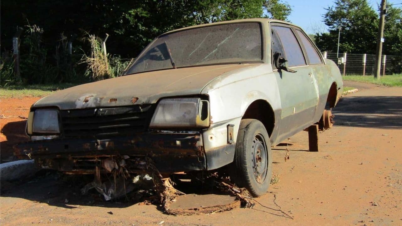Prefeitura de Ponta Grossa endurece regras e vai guinchar carros abandonados nas ruas