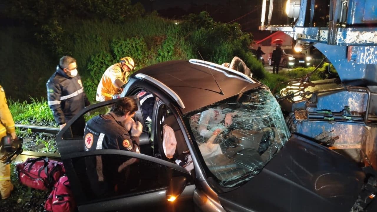 Carro é arrastado por trem e motorista fica preso nas ferragens em Ponta Grossa