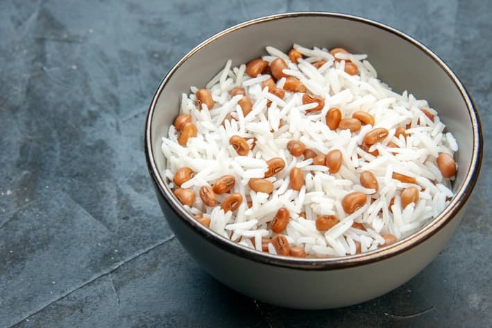 Cachorro pode comer arroz e feijão? Veja cuidados
