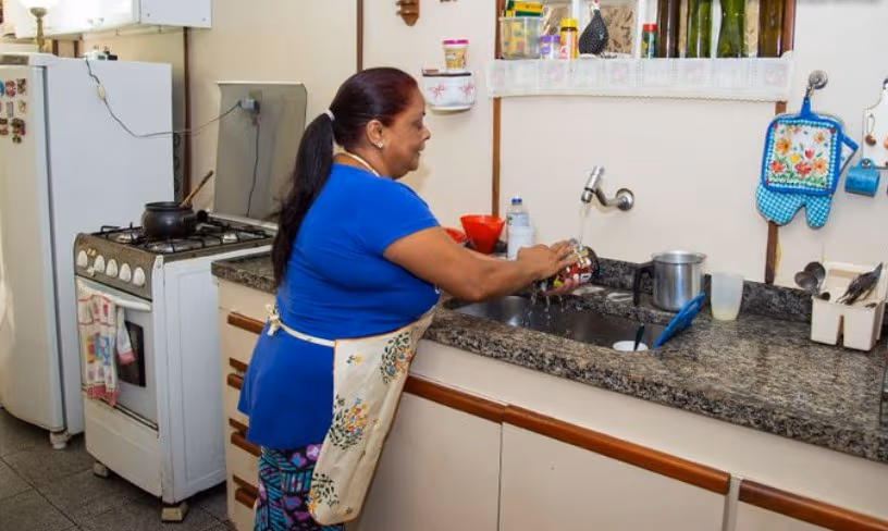 Você cuida da casa? Veja como contribuir com o INSS e garantir direitos à aposentadoria