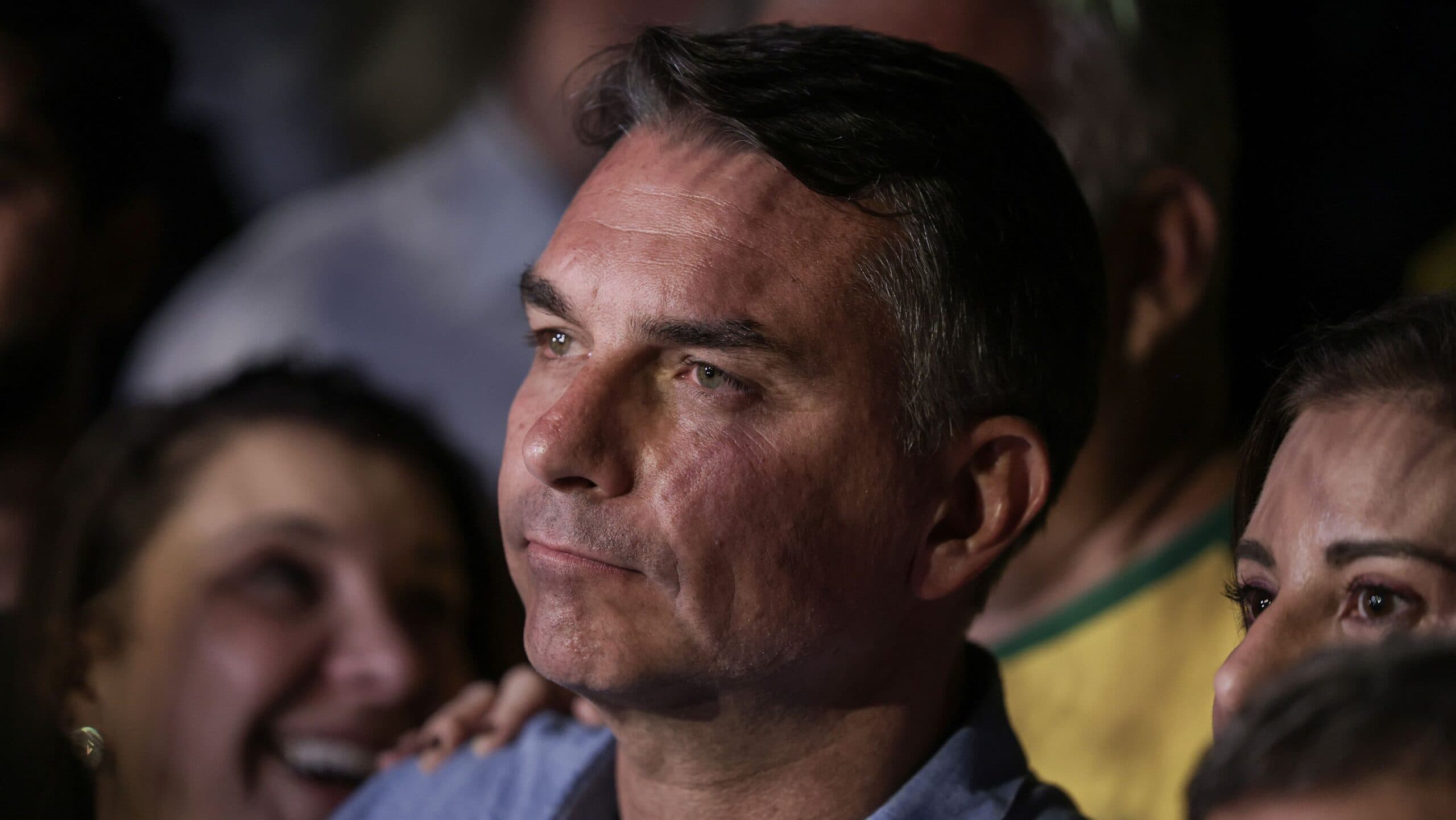 Flávio Bolsonaro projeta fim antecipado do governo Lula