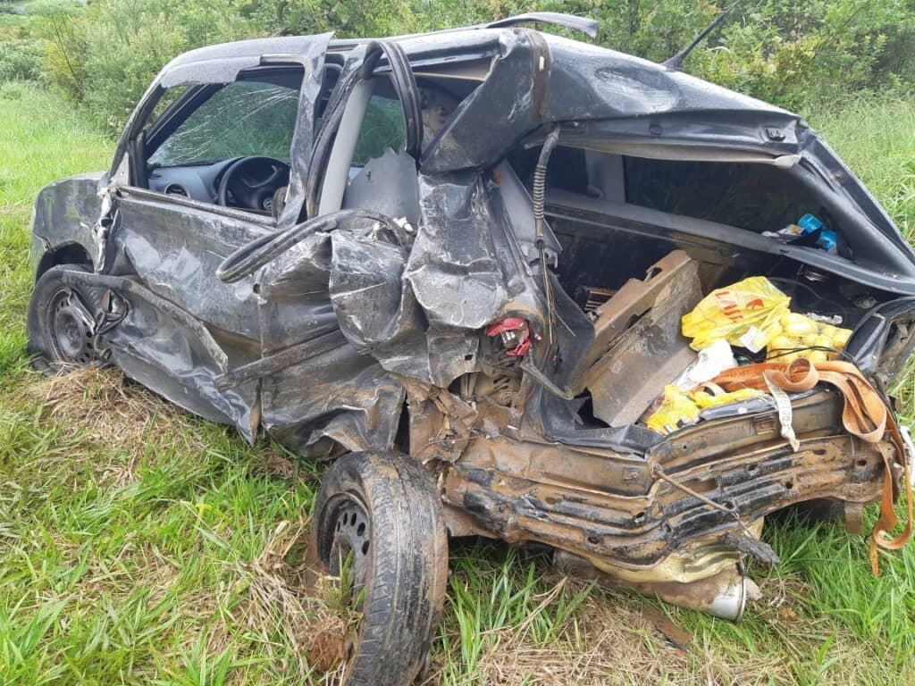 Motorista invade contramão e deixa duas pessoas feridas em rodovia de PG