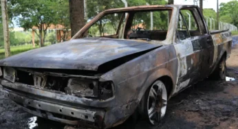 Carro é totalmente consumido pelo fogo em Ponta Grossa