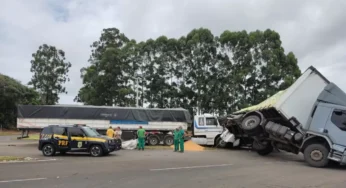 Caminhões carregados se envolvem em acidente no trevo de entrada de cidade da região