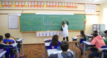 Contratos de 31.995 professores temporários são estendidos no Paraná