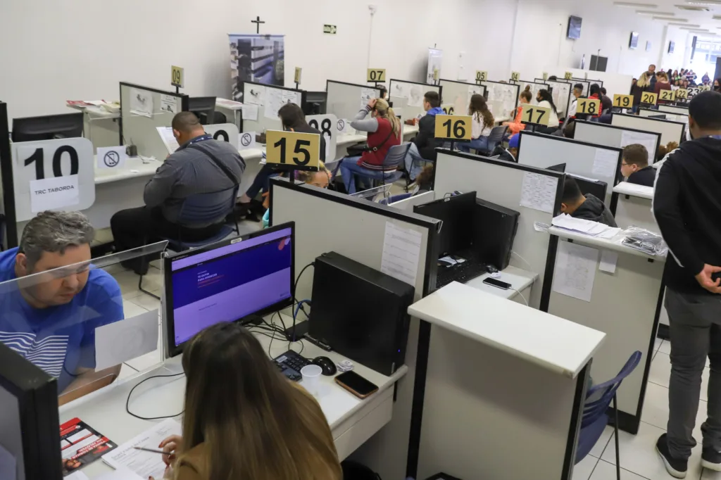 Estado promove mutirão de emprego com 1.784 vagas para operador de telemarketing na Agencia do Trabalhador.