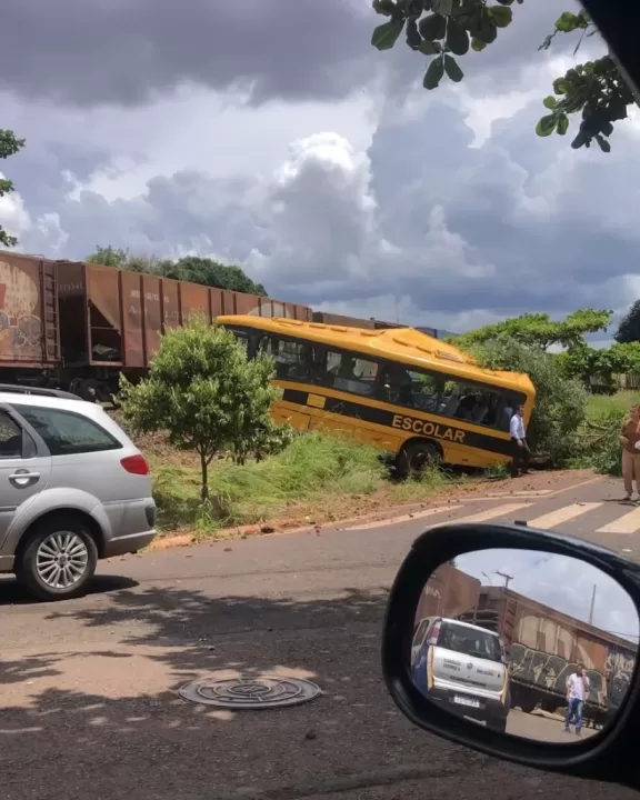 Acidente entre ônibus da APAE e trem