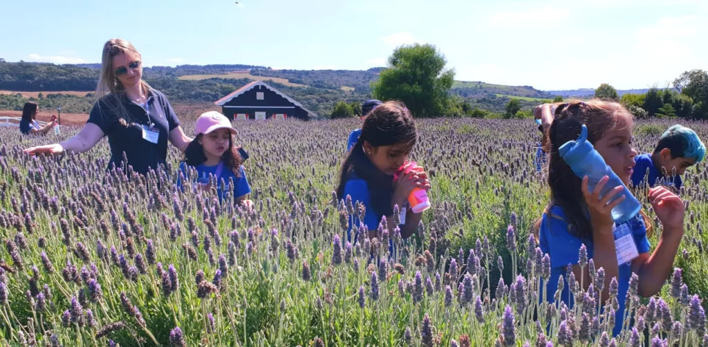 A aula-passeio comemora o Dia Roxo, 26 de março, em referência ao Dia Mundial de Conscientização sobre a Epilepsia.