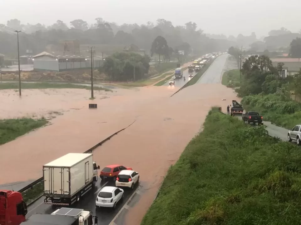 Trecho da BR-376, no Viaduto do Vendrami, alagado nos dois sentidos