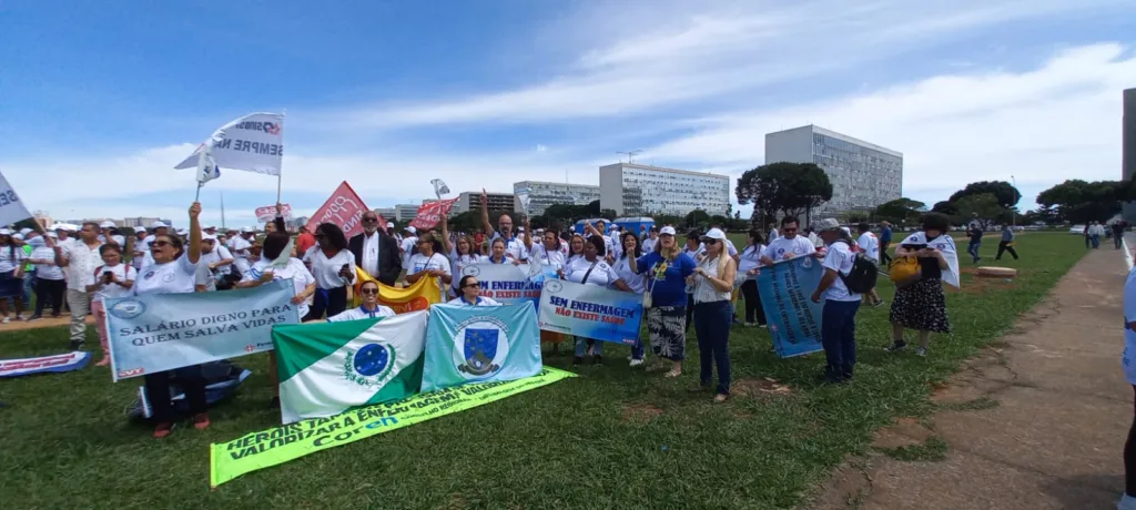 Representantes do Coren-PR, sindicatos e outras entidades da classe da Enfermagem estão hoje (29), em Brasília, para o ato em prol do piso salarial