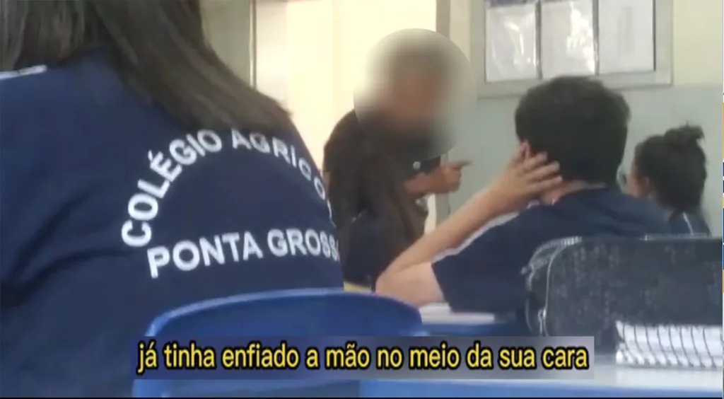 Um professor da rede pública de ensino ameaçou um estudante dentro da sala de aula em Ponta Grossa. O caso aconteceu na última segunda-feira (20), no CEEP Agrícola Augusto Ribas