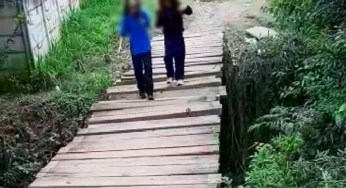 Crianças passam em “ponte” precária para irem à escola em bairro de Ponta Grossa