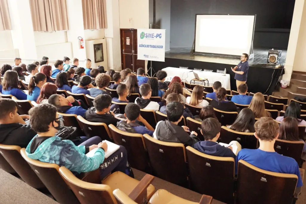 Na oportunidade, os estudantes assistiram a uma palestra ministrada pelo Grupo GERAR, sobre empregabilidade