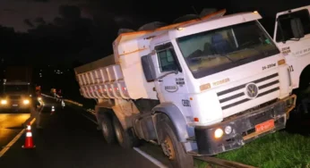 Caminhoneiro passa mal, perde controle de veículo e sai da pista na BR-376 em PG