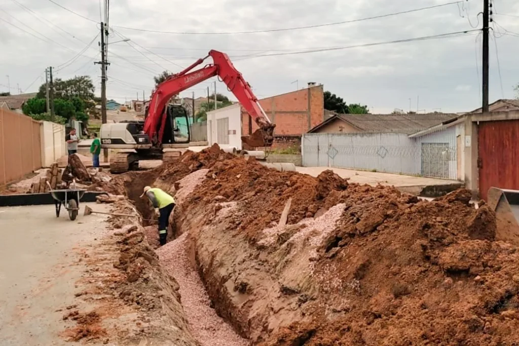 Com investimentos de aproximadamente R$ 1,8 milhão, o projeto contempla a execução de mais de 800 metros de asfalto novo no local