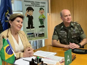 Prefeitura e exército parceria Feira Verde (2) Boca no Trombone O convênio foi assinado pela prefeita Elizabeth Schmidt e pelo General de Brigada Marcelo Goñes Sabbá de Alencar, Comandante da 5ª Brigada de Cavalaria Blindada