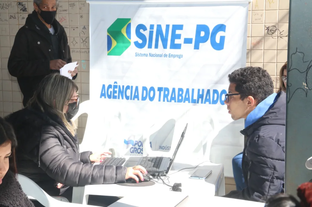 A programação, que será realizada das 9 às 14 horas, vai oferecer mais de 300 oportunidades de emprego para pessoas com e sem experiência